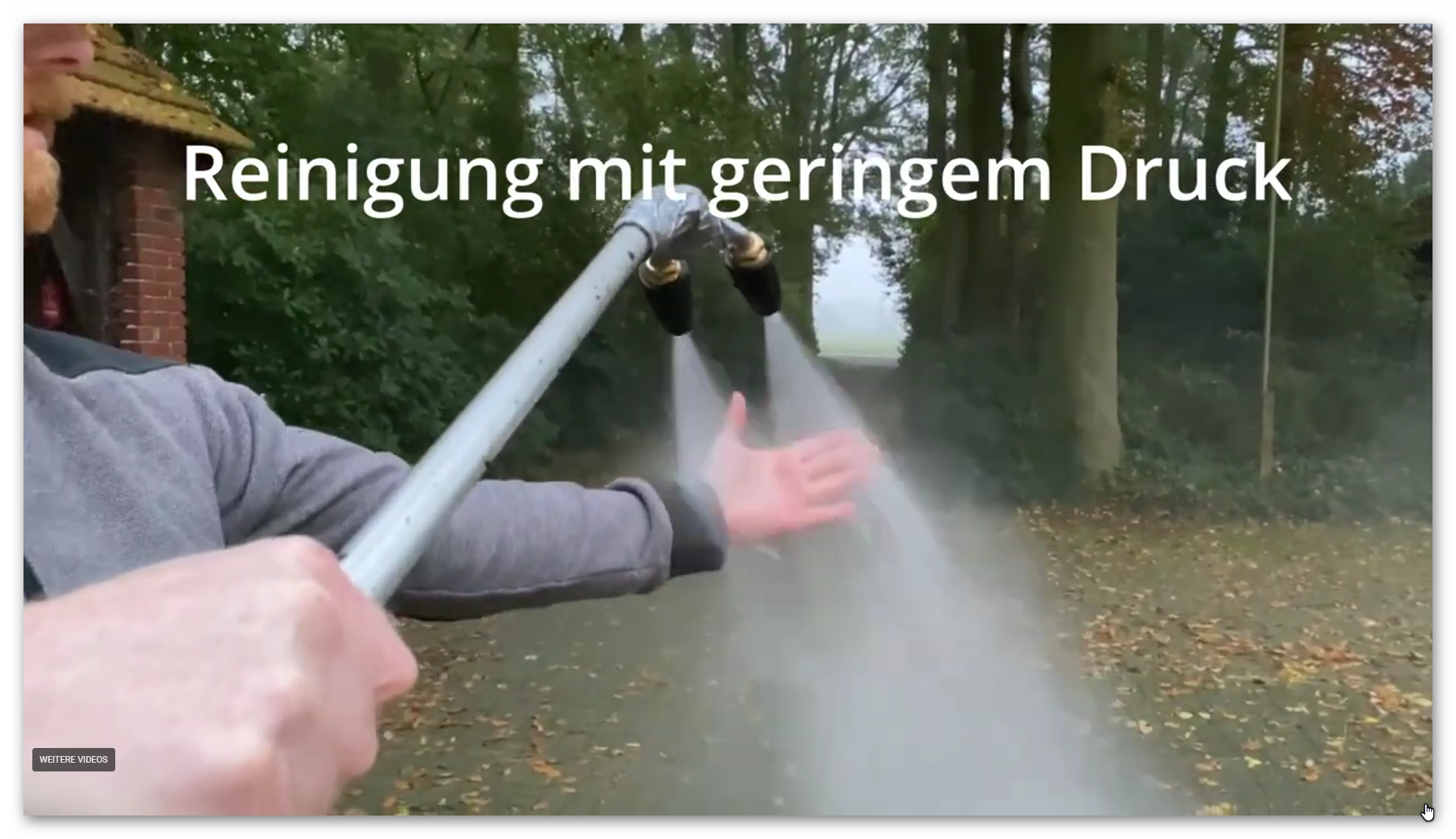 Qualit&auml;tstest am Wasserstrahl: Ein schonendes Verfahren sorgt f&uuml;r Sauberkeit, ohne die Oberfl&auml;che der Dachpfannen anzugreifen.